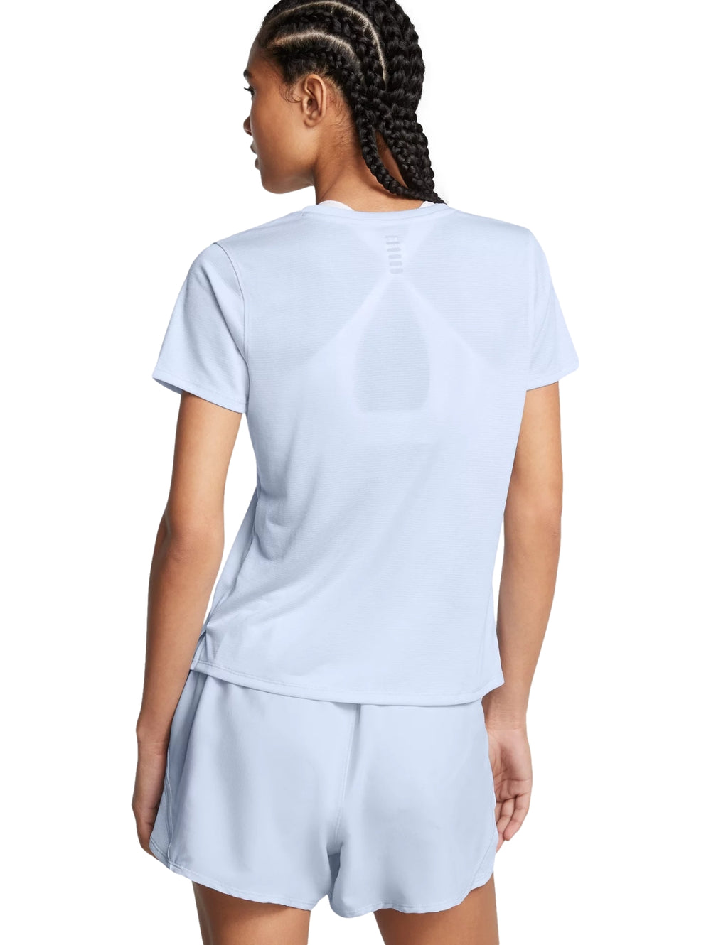 Mujer vistiendo una camiseta deportiva de manga corta en color azul claro de la marca Under Armour.