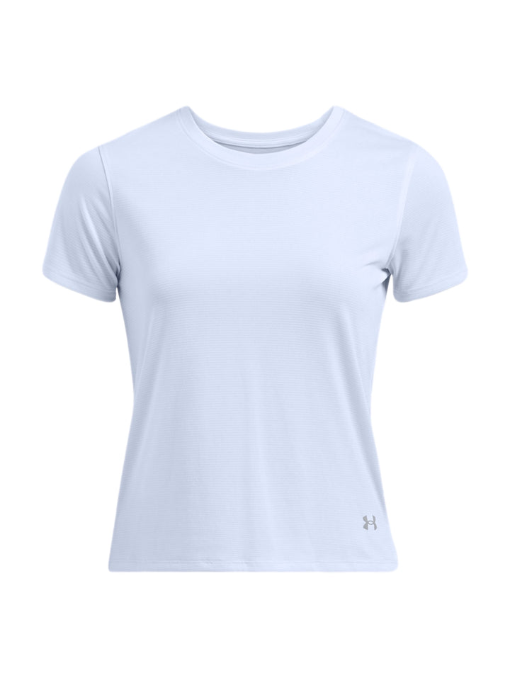 Mujer vistiendo una camiseta deportiva de manga corta en color azul claro de la marca Under Armour.