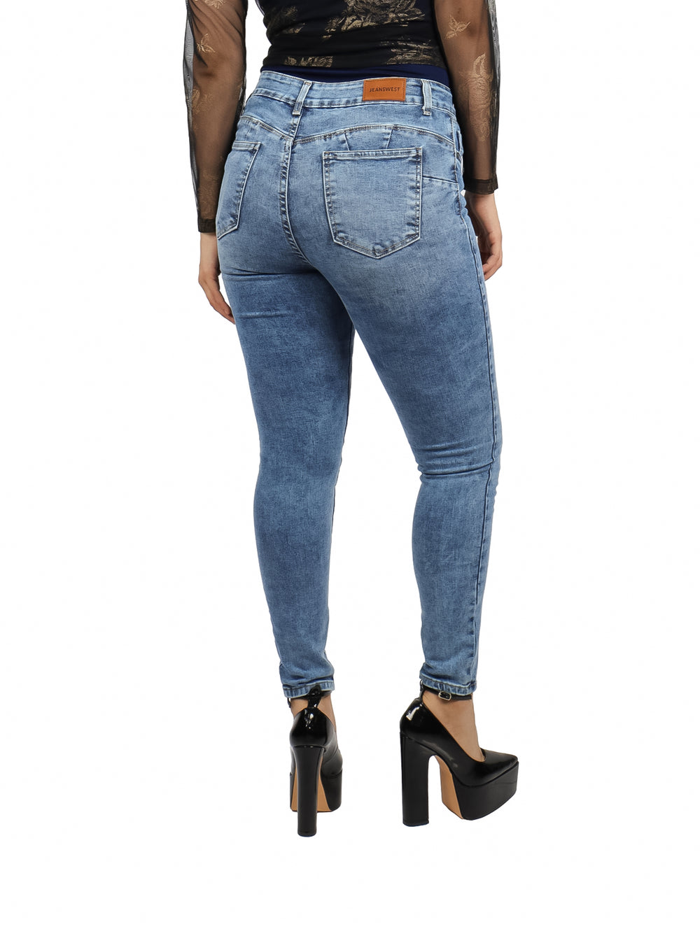 Pantalones jeans ajustados para mujer en color azul con efecto desgastado y roturas.