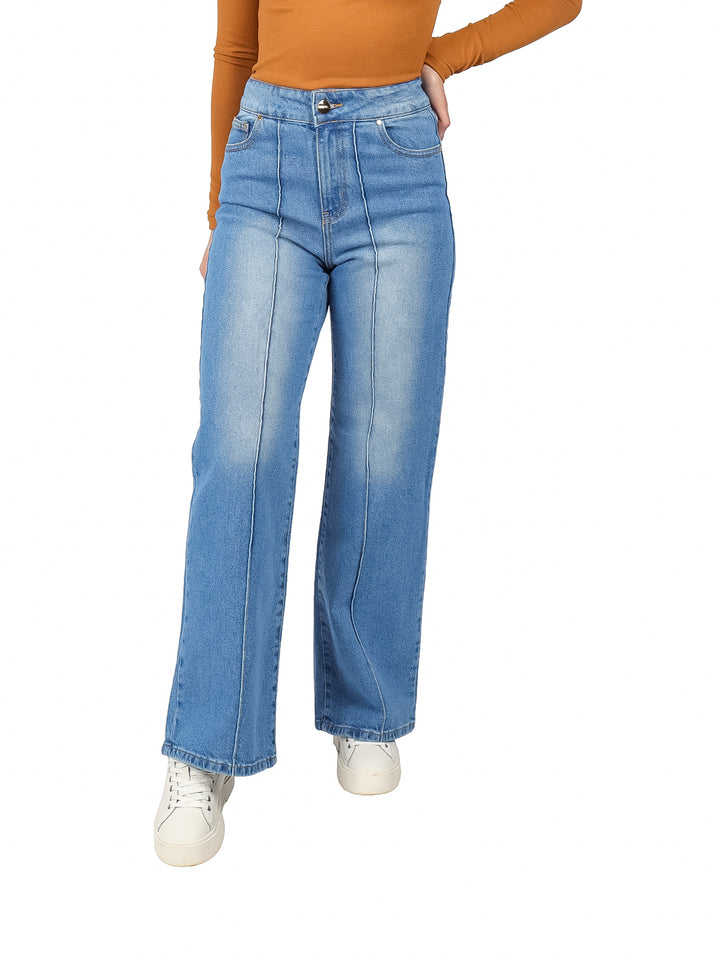 Mujer vistiendo jeans rectos de tiro alto en color azul claro stone bleach.