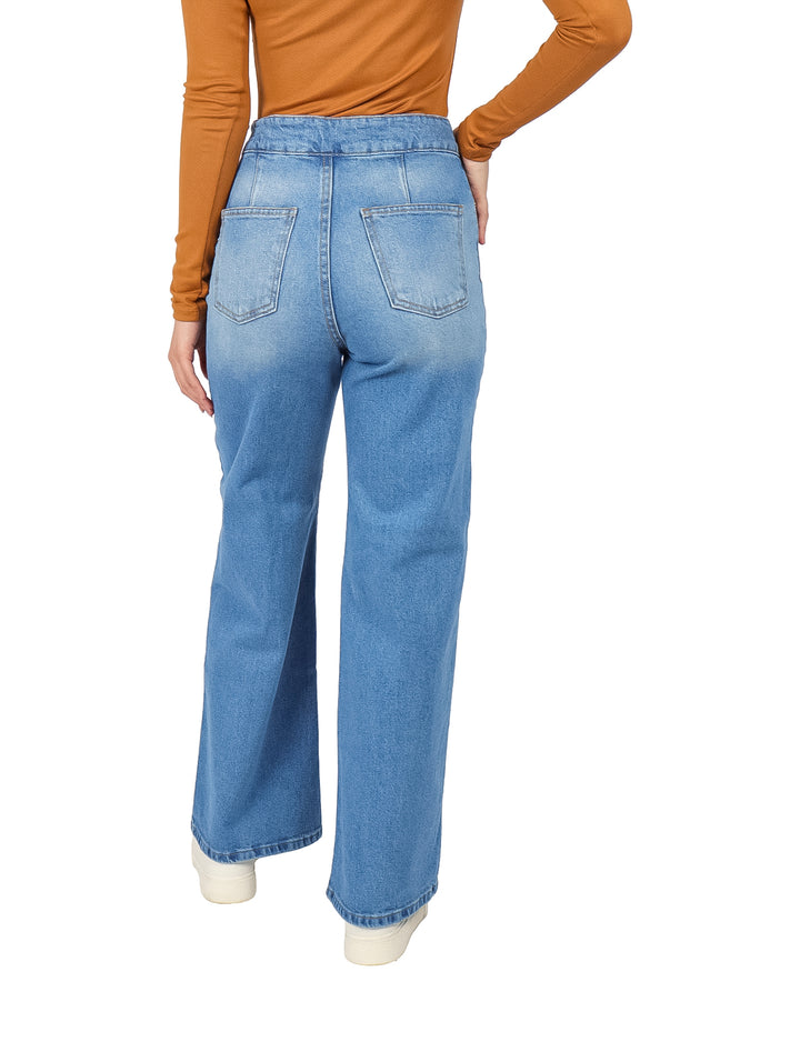 Mujer vistiendo jeans rectos de tiro alto en color azul claro stone bleach.