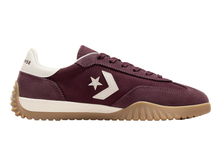 Tenis Converse Run Star Trainer en color bloodstone con suela egret y logotipo blanco lateral.