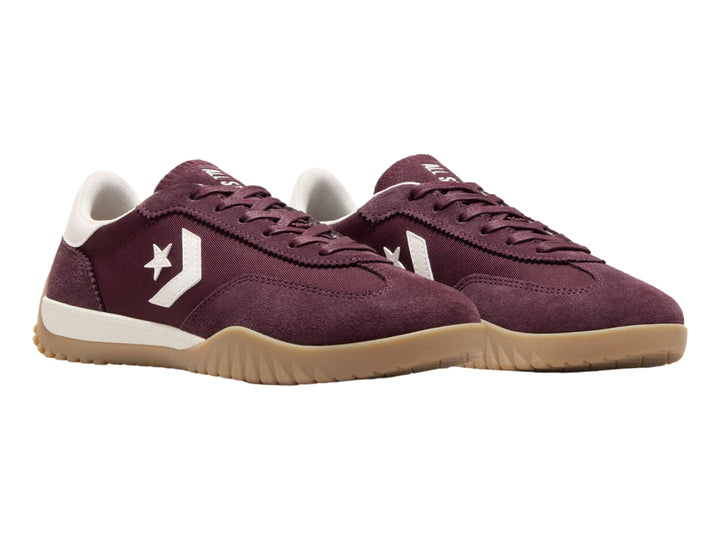 Tenis Converse Run Star Trainer en color bloodstone con suela egret y logotipo blanco lateral.