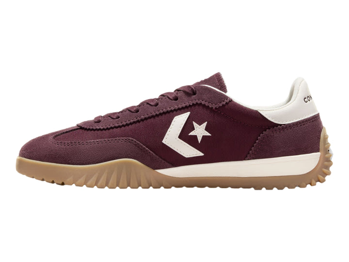 Tenis Converse Run Star Trainer en color bloodstone con suela egret y logotipo blanco lateral.