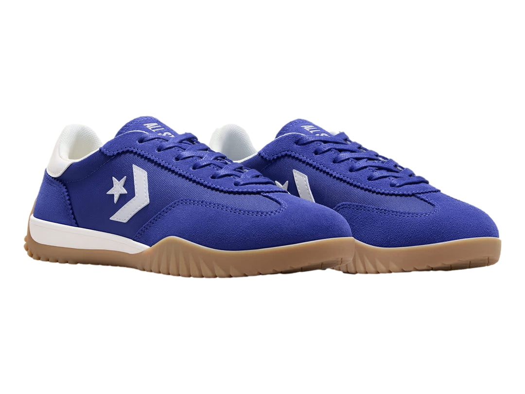 Tenis Converse Run Star Trainer en color azul noche con suela café y detalles en blanco.