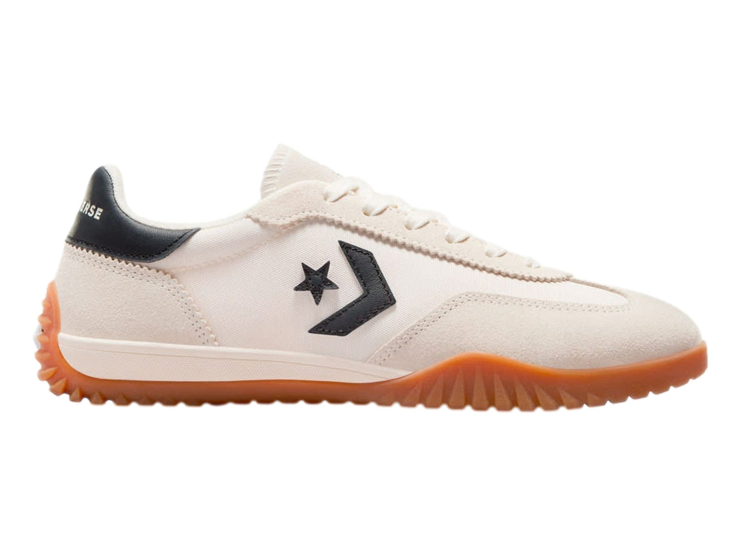 Tenis Converse Run Star Trainer color blanco hueso con suela color miel y detalles en negro.