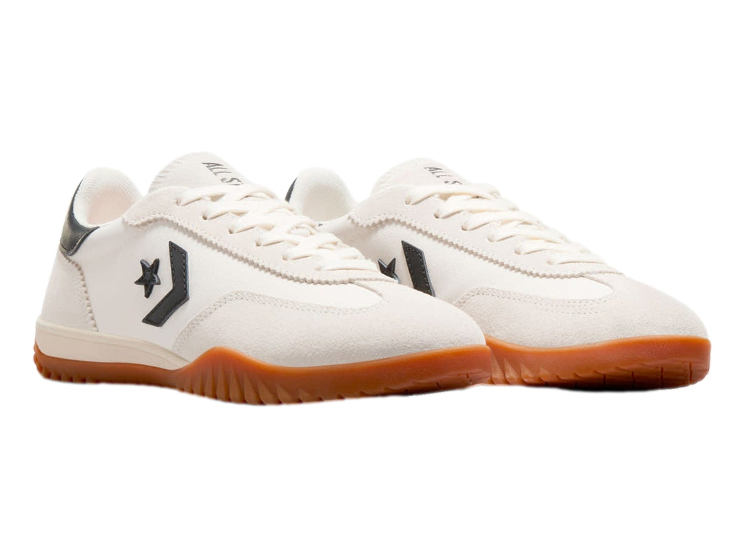 Tenis Converse Run Star Trainer color blanco hueso con suela color miel y detalles en negro.