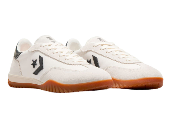 Tenis Converse Run Star Trainer color blanco hueso con suela color miel y detalles en negro.
