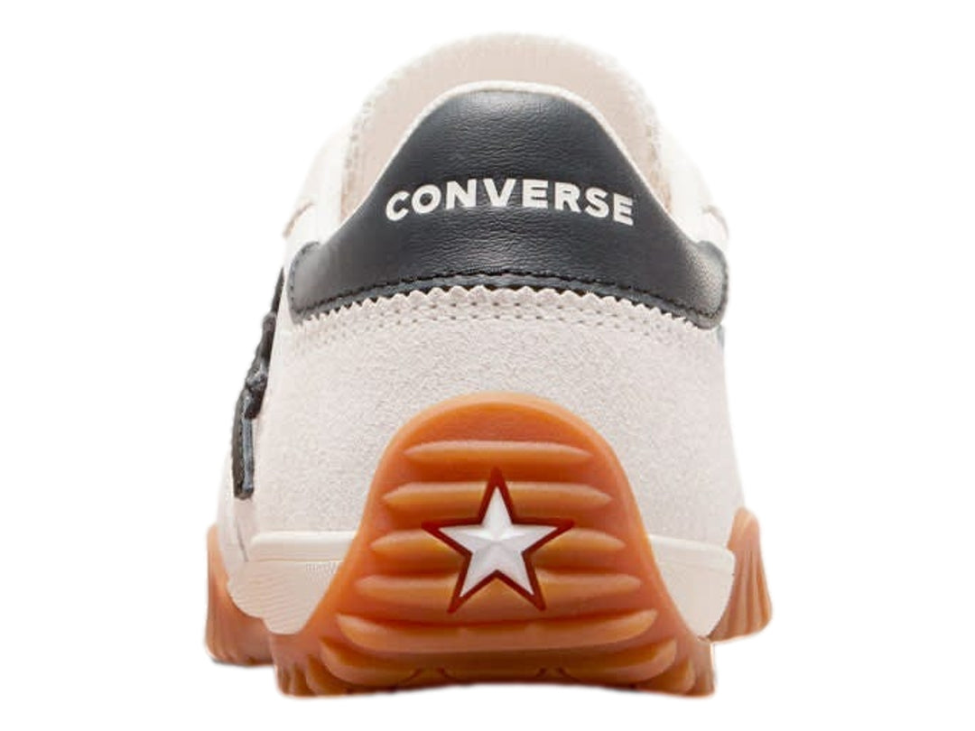 Tenis Converse Run Star Trainer color blanco hueso con suela color miel y detalles en negro.