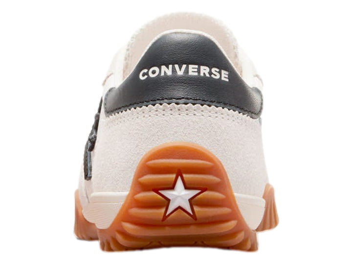 Tenis Converse Run Star Trainer color blanco hueso con suela color miel y detalles en negro.
