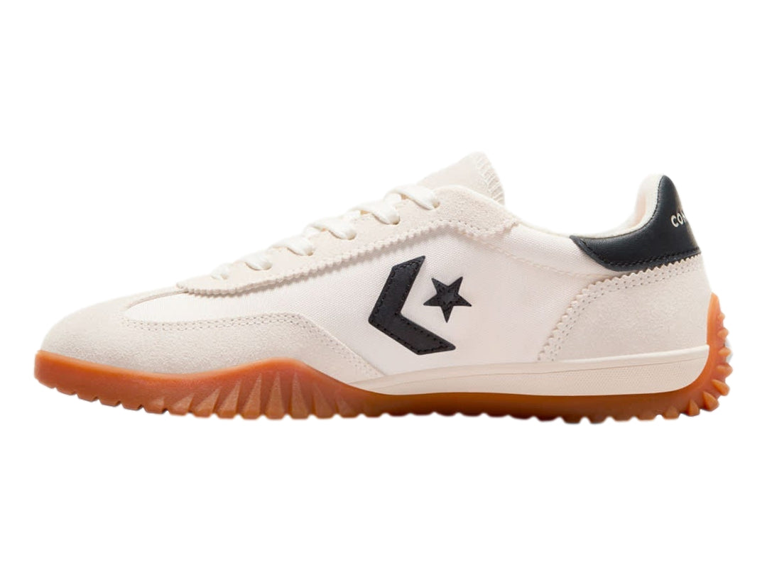 Tenis Converse Run Star Trainer color blanco hueso con suela color miel y detalles en negro.