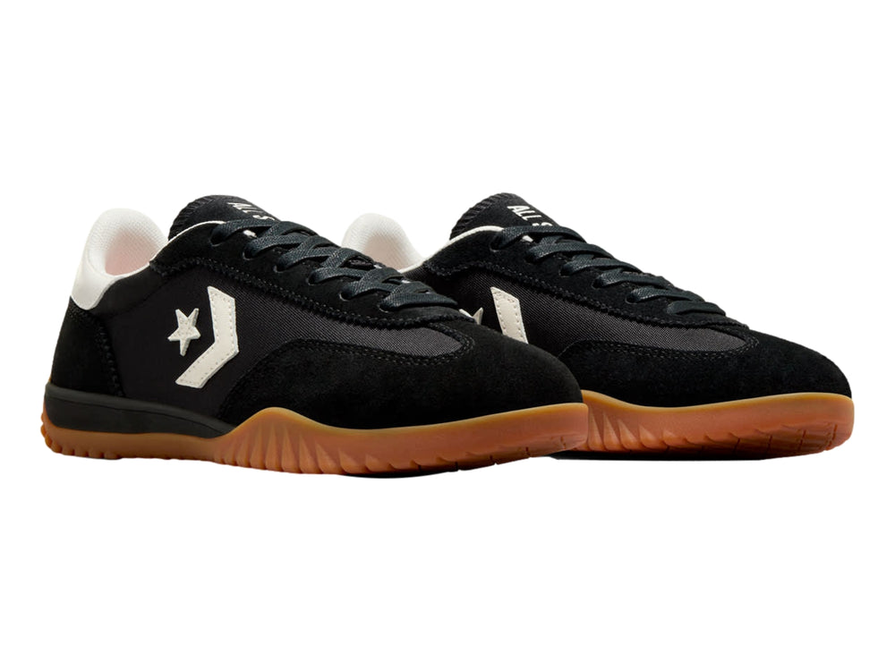 Tenis Converse Run Star Trainer en color negro con detalles blancos y suela color miel.