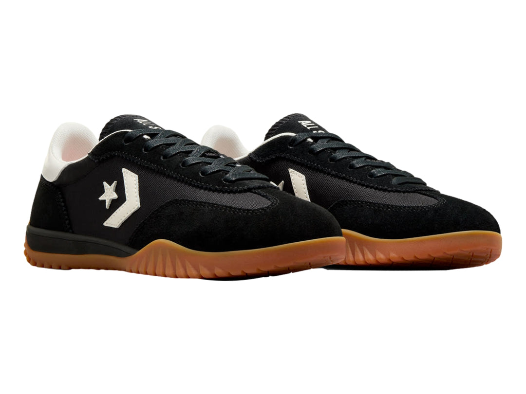 Tenis Converse Run Star Trainer en color negro con detalles blancos y suela color miel.