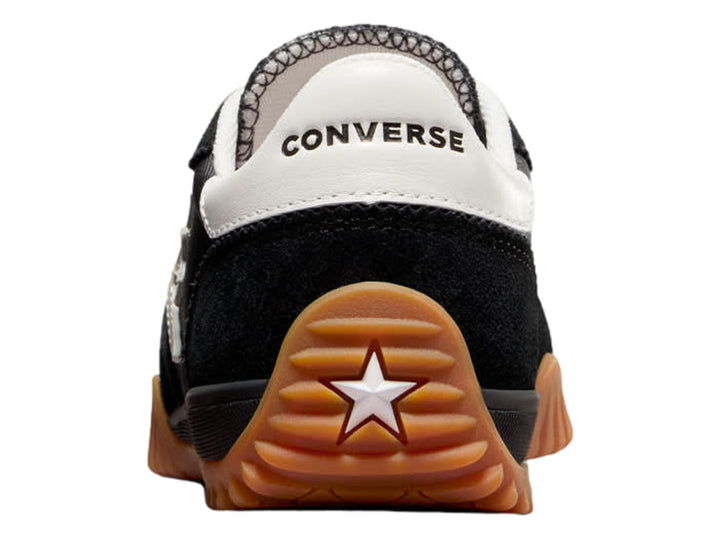 Tenis Converse Run Star Trainer en color negro con detalles blancos y suela color miel.