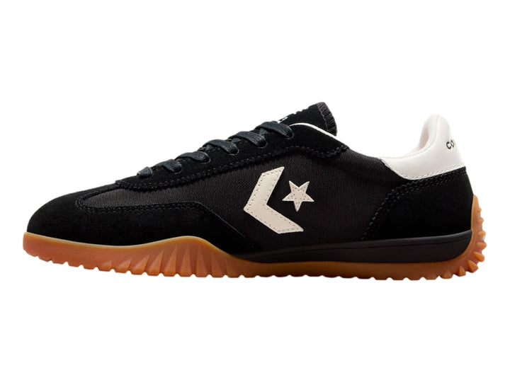 Tenis Converse Run Star Trainer en color negro con detalles blancos y suela color miel.