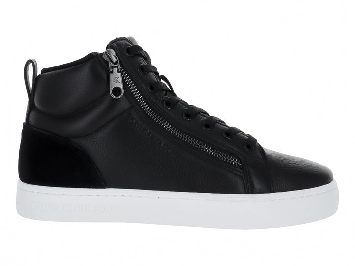 Tenis Calvin Klein de corte medio en color negro con suela blanca y cierre lateral.