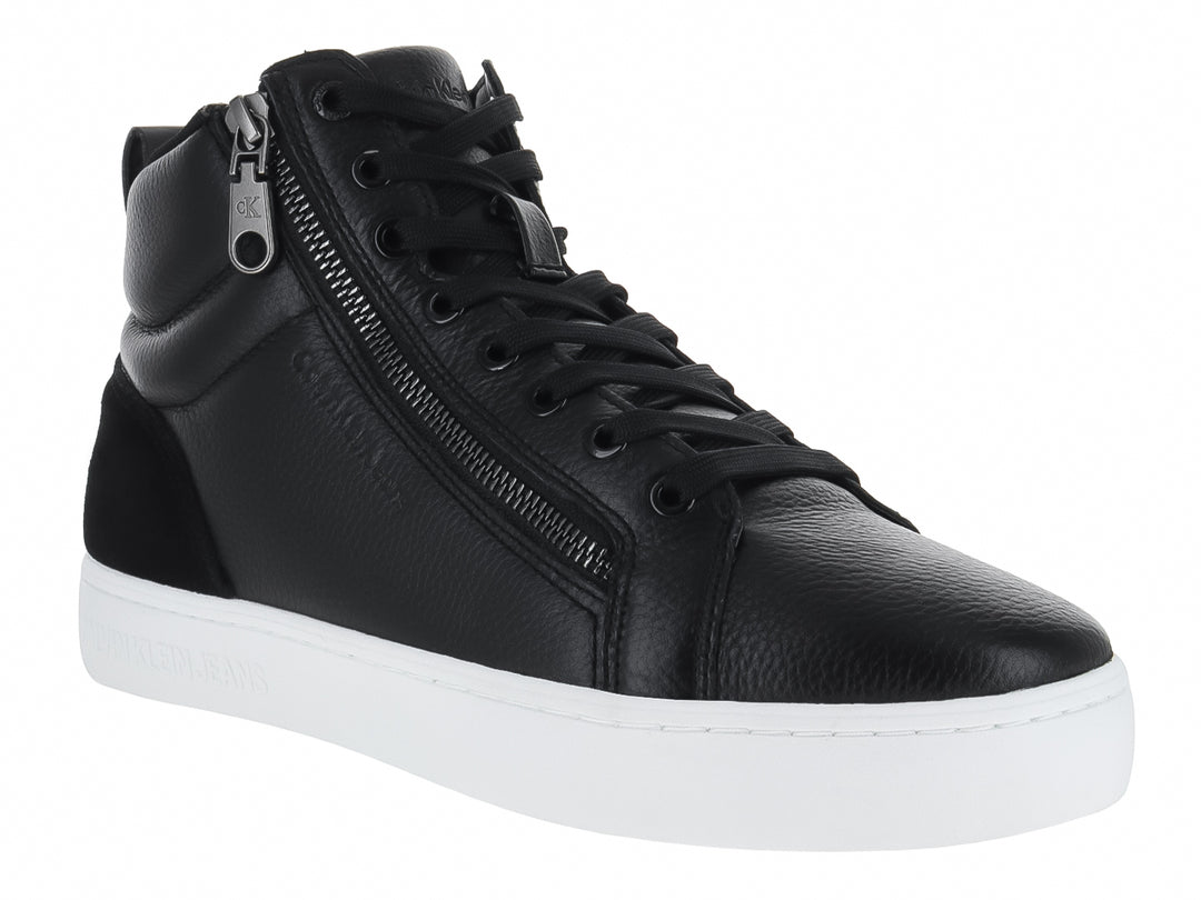 Tenis Calvin Klein de corte medio en color negro con suela blanca y cierre lateral.