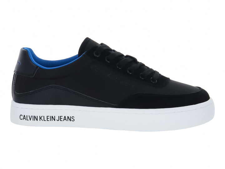 Tenis Calvin Klein color negro con suela blanca y forro interior azul.