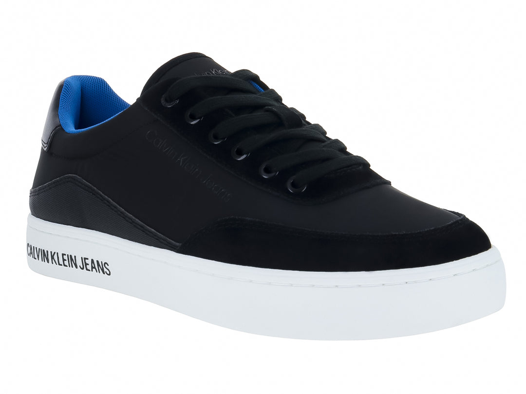 Tenis Calvin Klein color negro con suela blanca y forro interior azul.