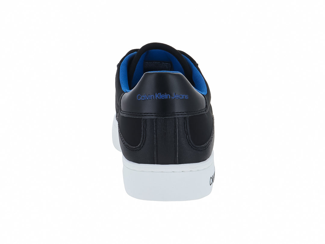 Tenis Calvin Klein color negro con suela blanca y forro interior azul.