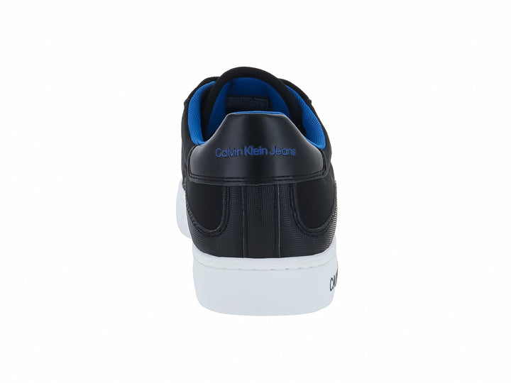 Tenis Calvin Klein color negro con suela blanca y forro interior azul.
