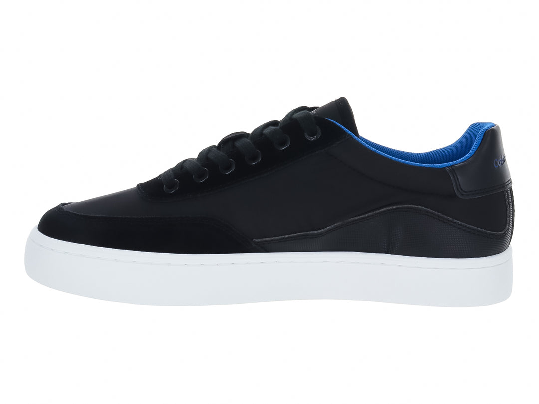 Tenis Calvin Klein color negro con suela blanca y forro interior azul.