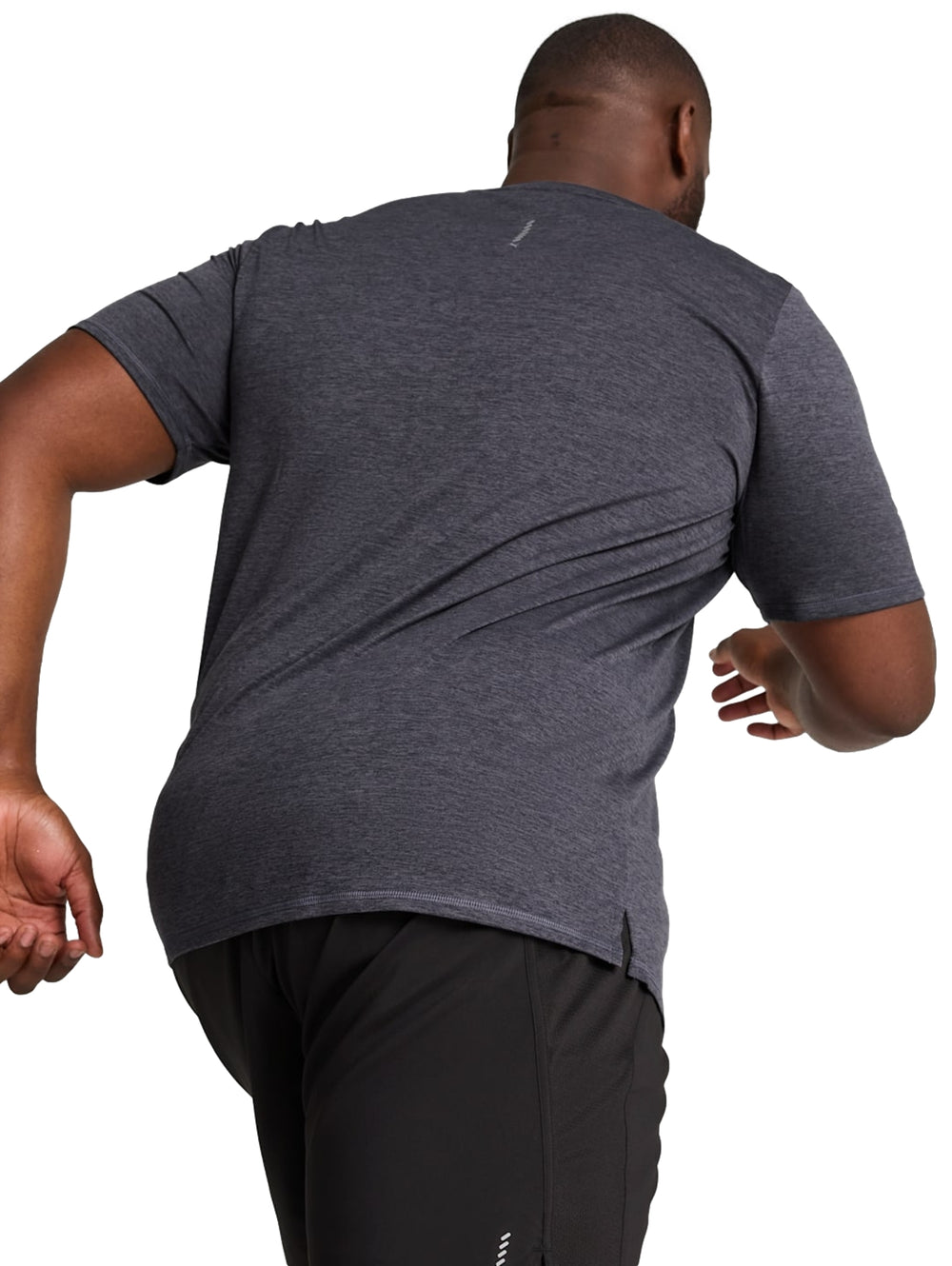 Hombre vistiendo camiseta deportiva PUMA de color gris galáctico jaspeado y manga corta.