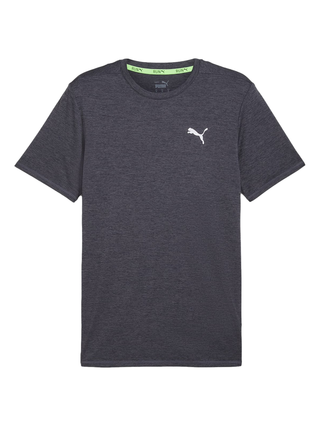 Hombre vistiendo camiseta deportiva PUMA de color gris galáctico jaspeado y manga corta.