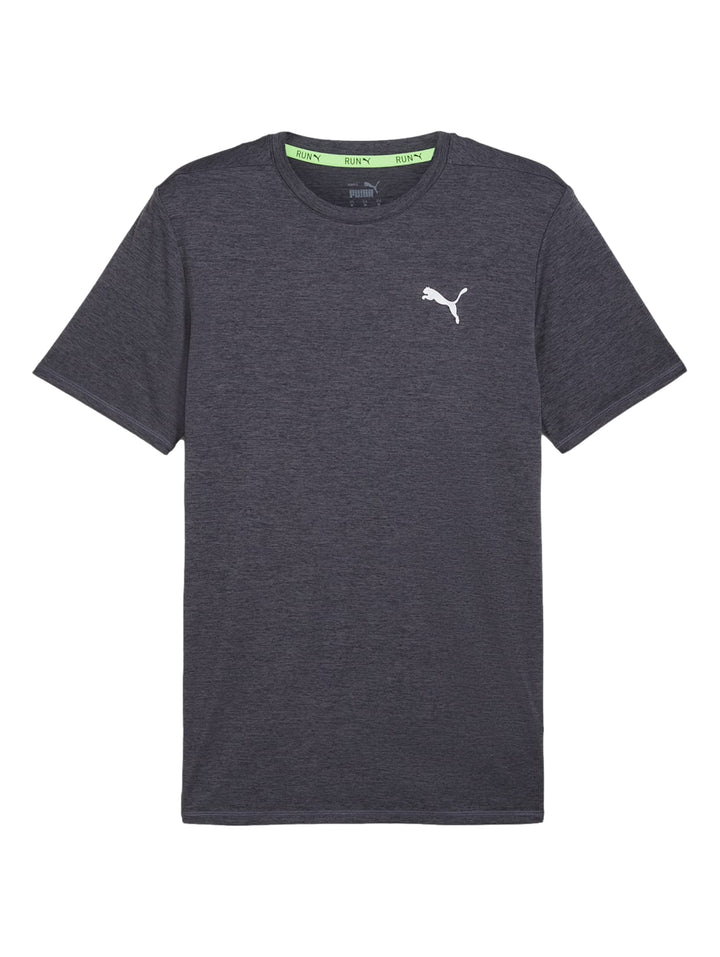 Hombre vistiendo camiseta deportiva PUMA de color gris galáctico jaspeado y manga corta.