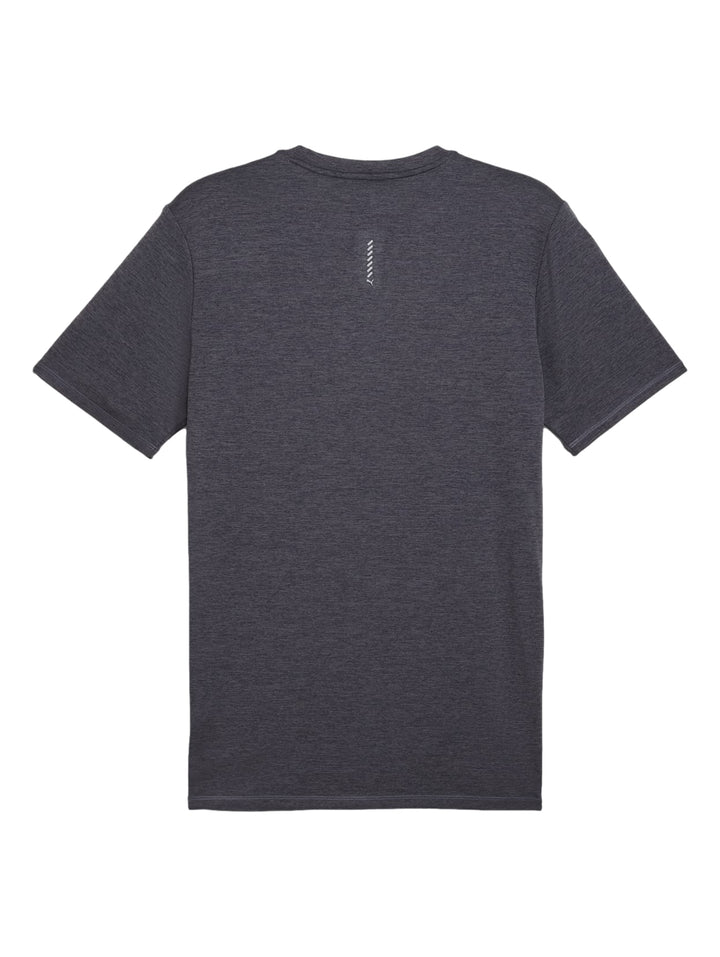 Hombre vistiendo camiseta deportiva PUMA de color gris galáctico jaspeado y manga corta.