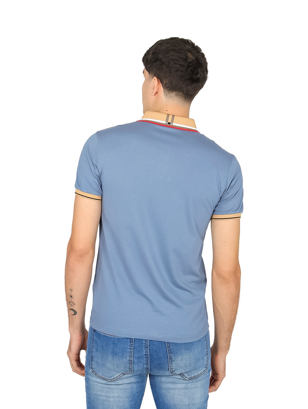 Hombre vistiendo playera polo color azul con detalles en beige y rojo en el cuello y mangas.