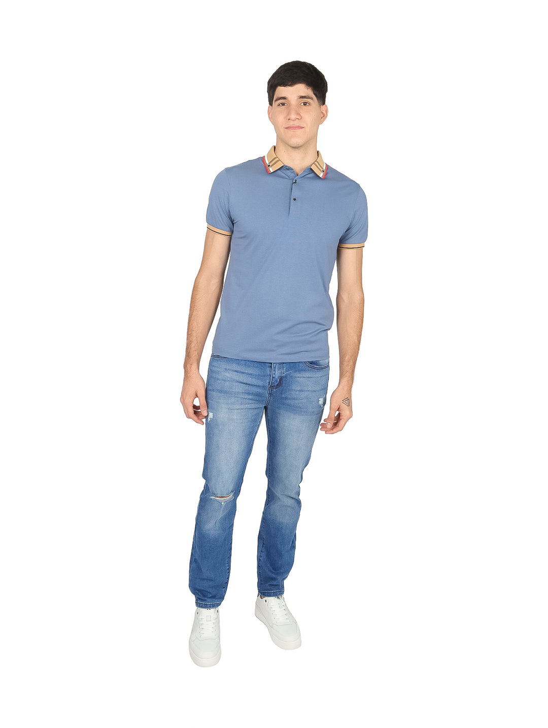 Hombre vistiendo playera polo color azul con detalles en beige y rojo en el cuello y mangas.