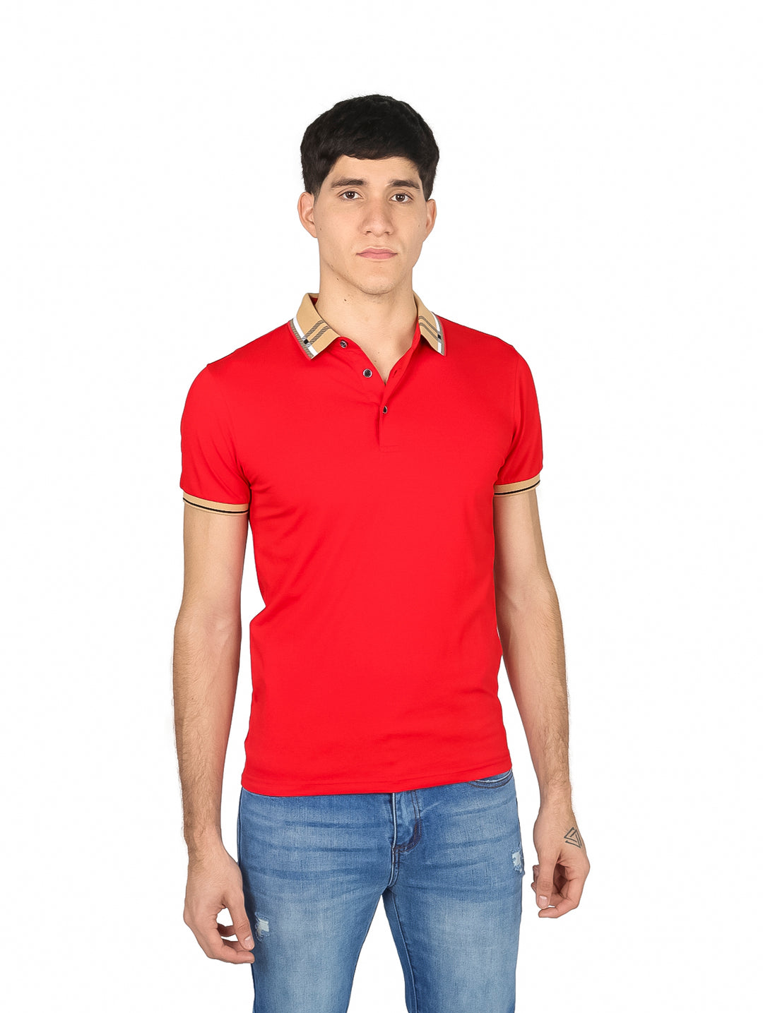 Hombre vistiendo playera polo color rojo con detalles en beige en el cuello y mangas, combinada con jeans azules.