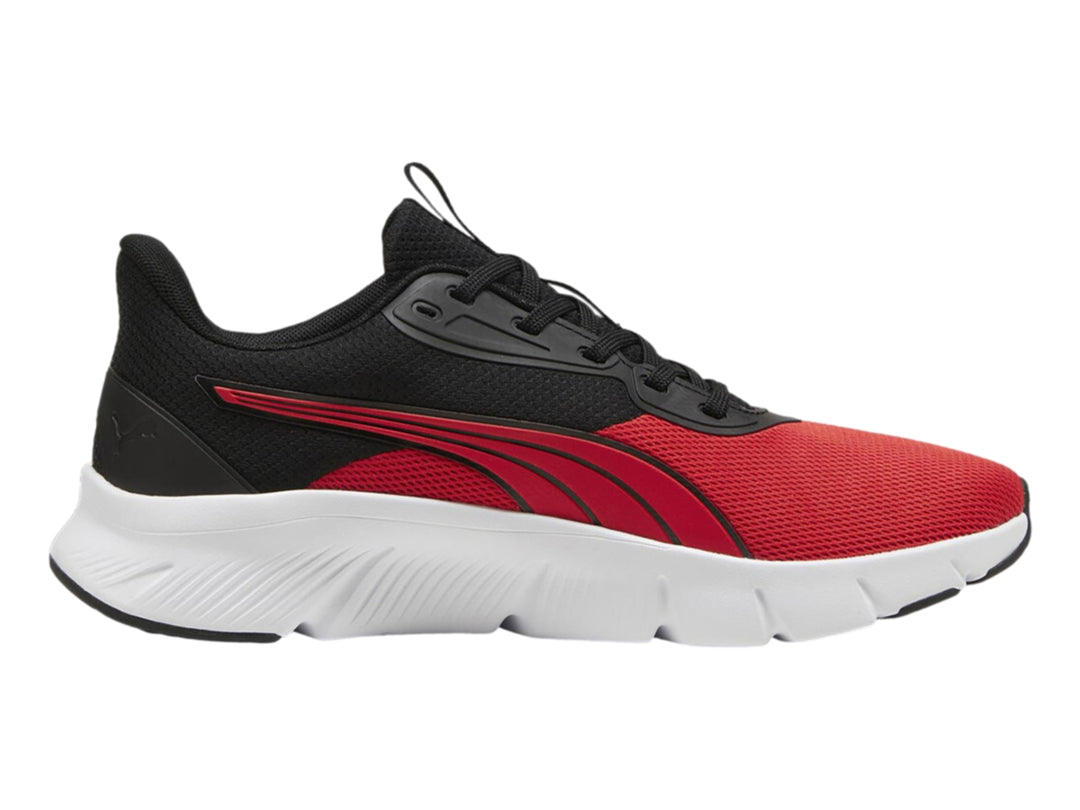 Tenis deportivos PUMA en colores rojo y negro con suela blanca y tejido de malla.