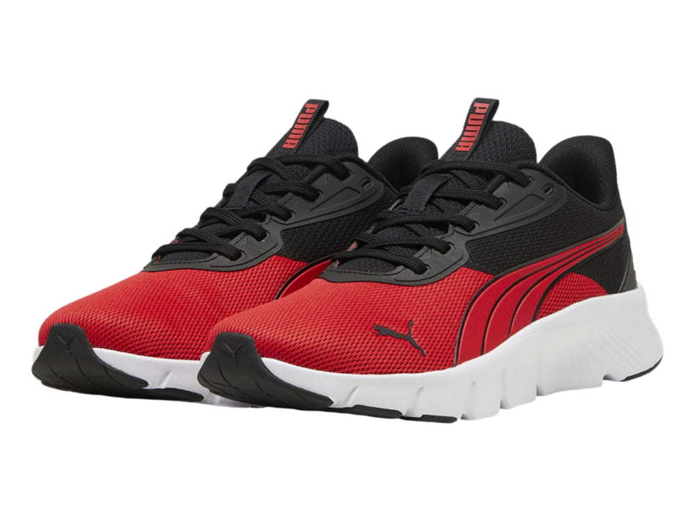 Tenis deportivos PUMA en colores rojo y negro con suela blanca y tejido de malla.