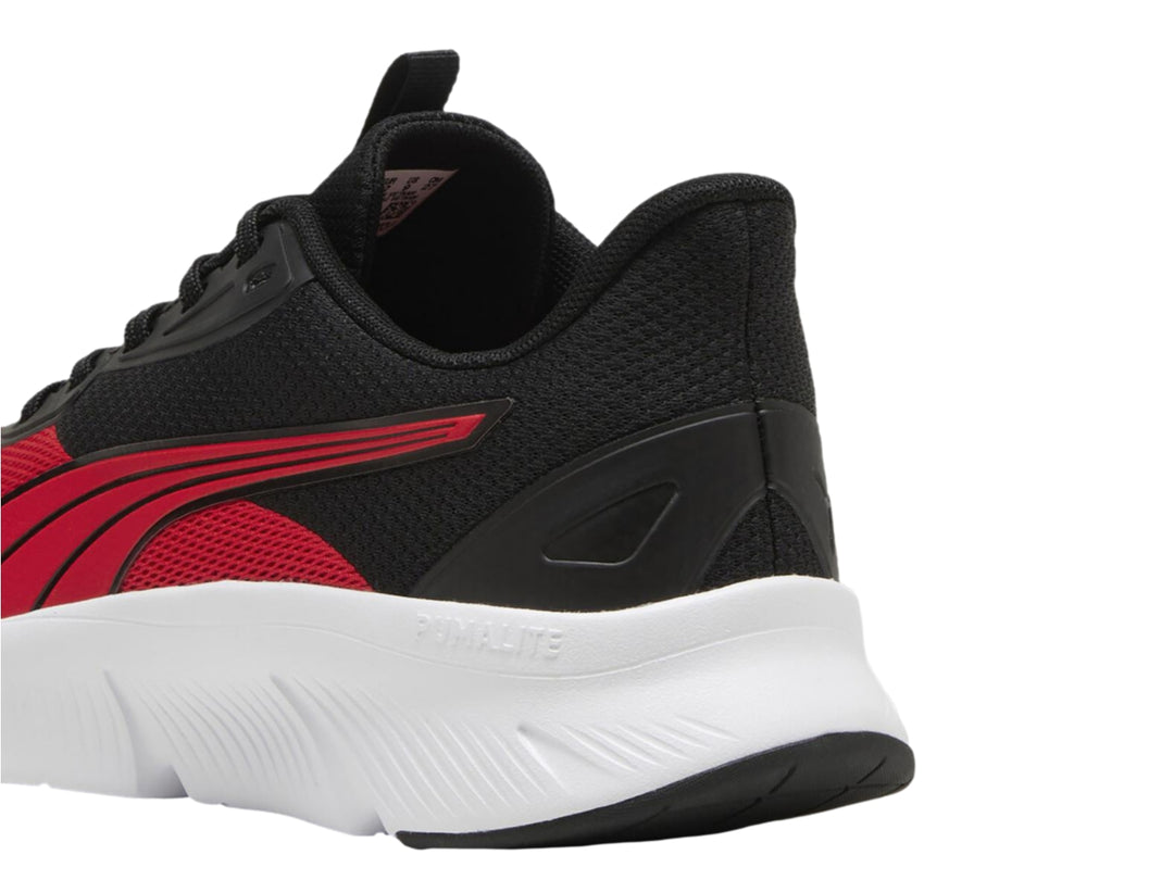 Tenis deportivos PUMA en colores rojo y negro con suela blanca y tejido de malla.