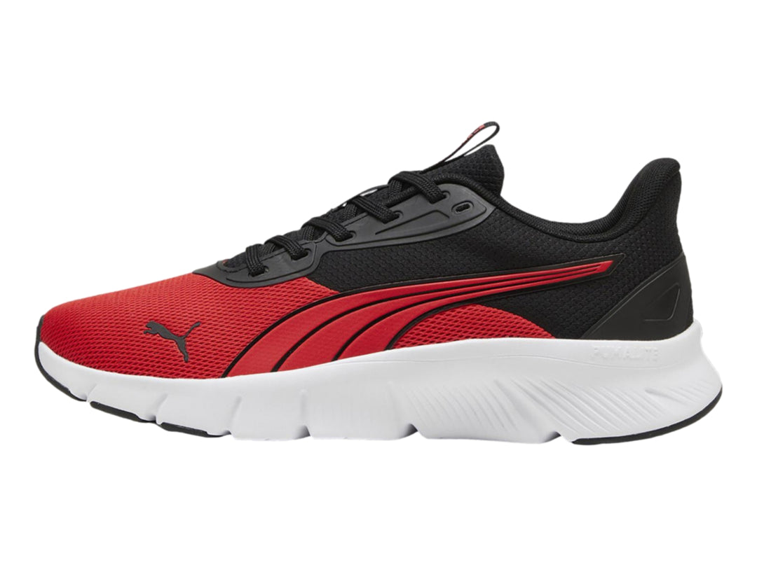 Tenis deportivos PUMA en colores rojo y negro con suela blanca y tejido de malla.