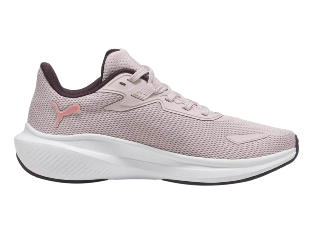 Tenis deportivos PUMA color mauve con suela blanca y detalles en morado oscuro.