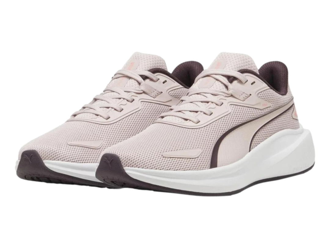 Tenis deportivos PUMA color mauve con suela blanca y detalles en morado oscuro.