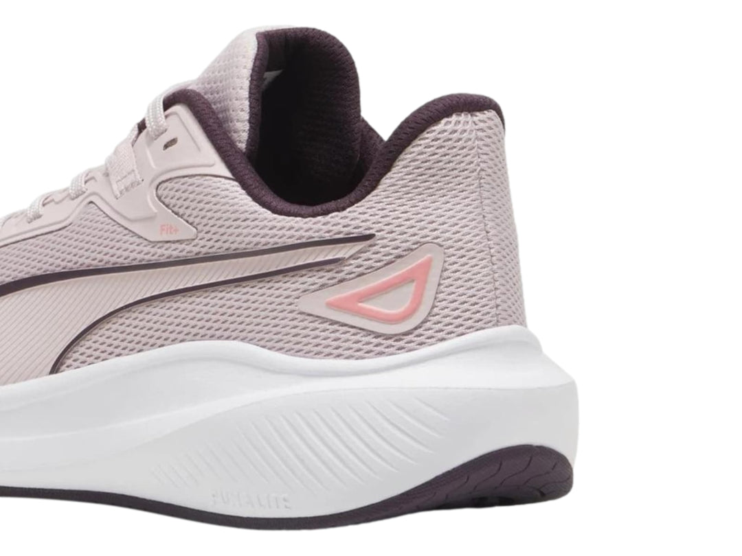 Tenis deportivos PUMA color mauve con suela blanca y detalles en morado oscuro.