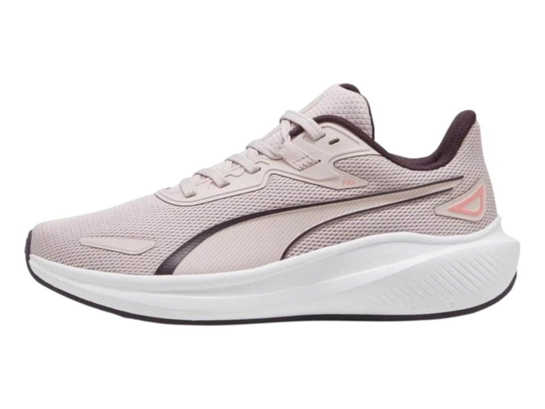 Tenis deportivos PUMA color mauve con suela blanca y detalles en morado oscuro.