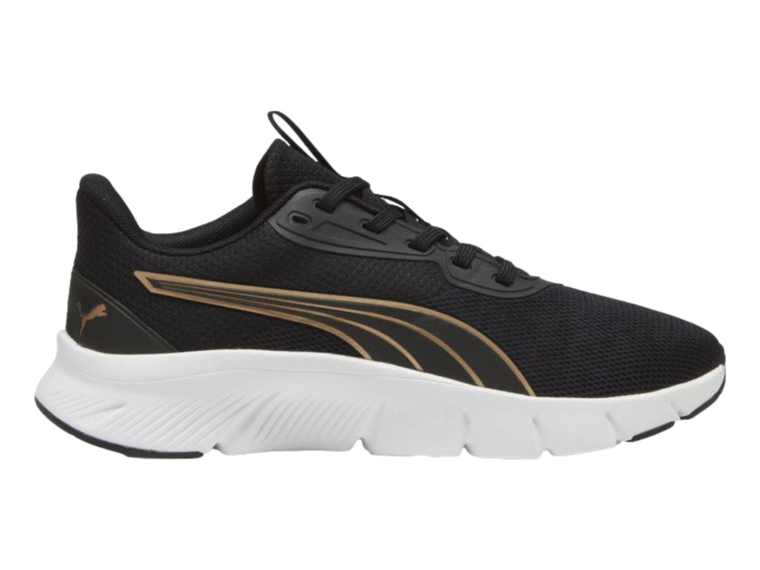 Tenis PUMA FlexFocus Lite Modern en color negro con detalles dorados y suela blanca.
