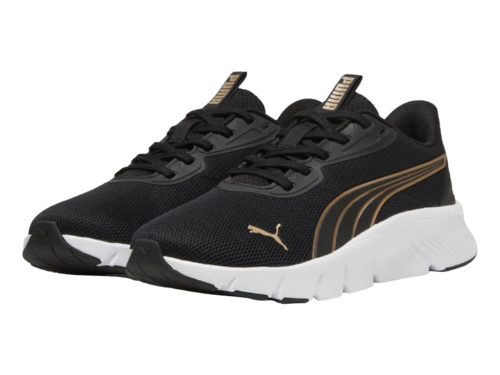 Tenis PUMA FlexFocus Lite Modern en color negro con detalles dorados y suela blanca.