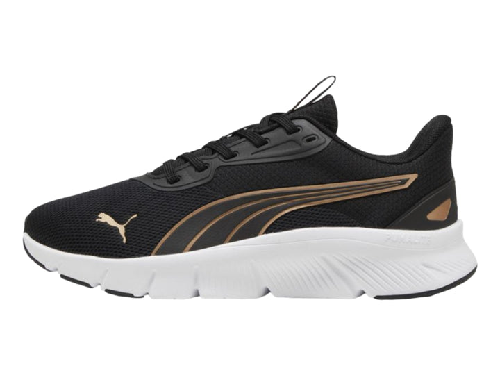 Tenis PUMA FlexFocus Lite Modern en color negro con detalles dorados y suela blanca.