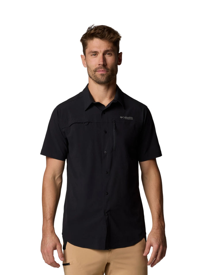 Hombre vistiendo una camisa Columbia de manga corta color negro con cuello y botones.
