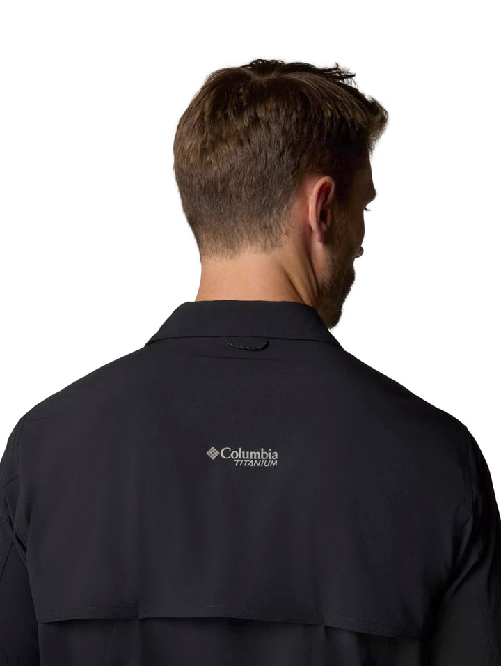 Hombre vistiendo una camisa Columbia de manga corta color negro con cuello y botones.
