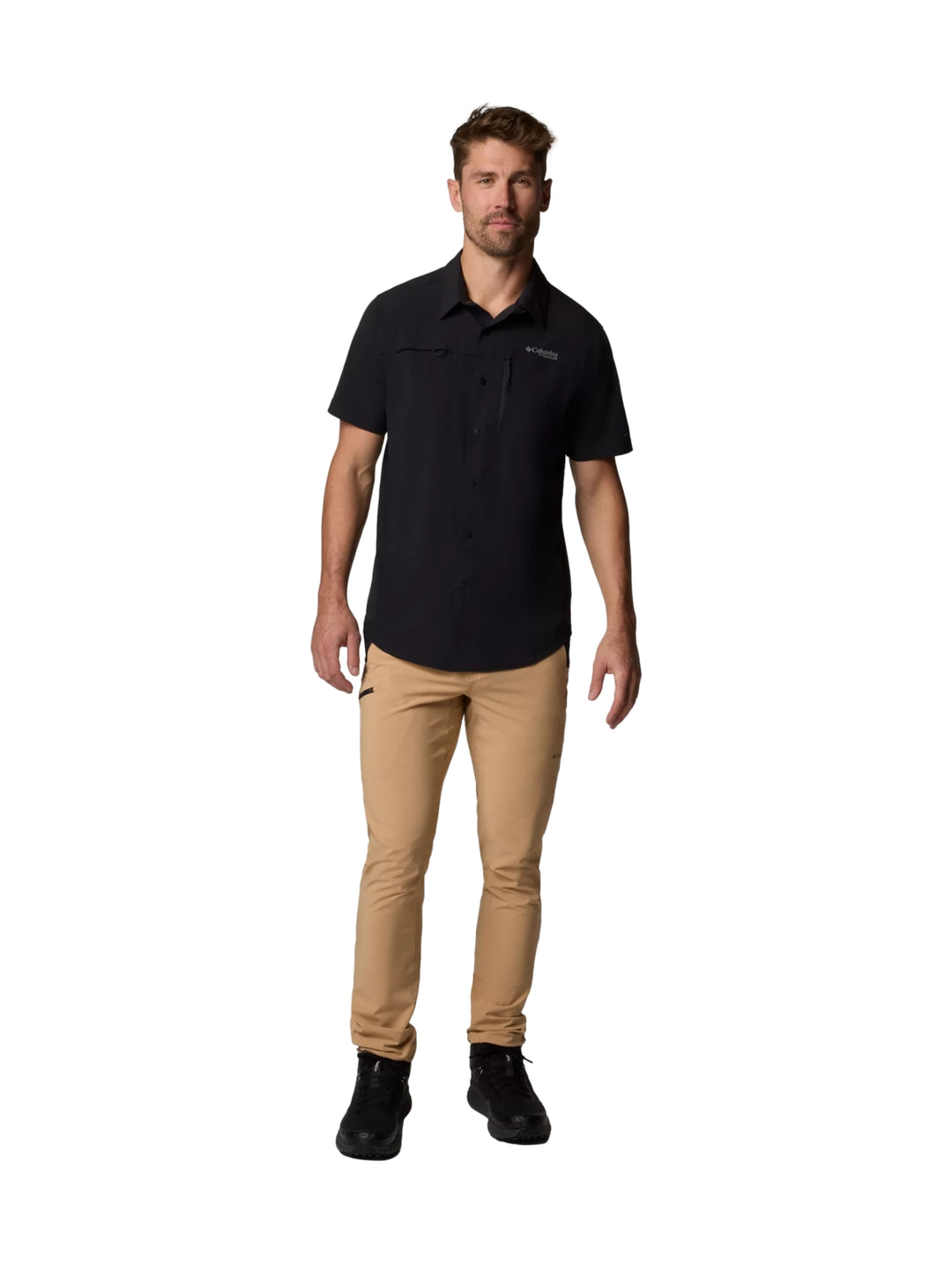 Hombre vistiendo una camisa Columbia de manga corta color negro con cuello y botones.