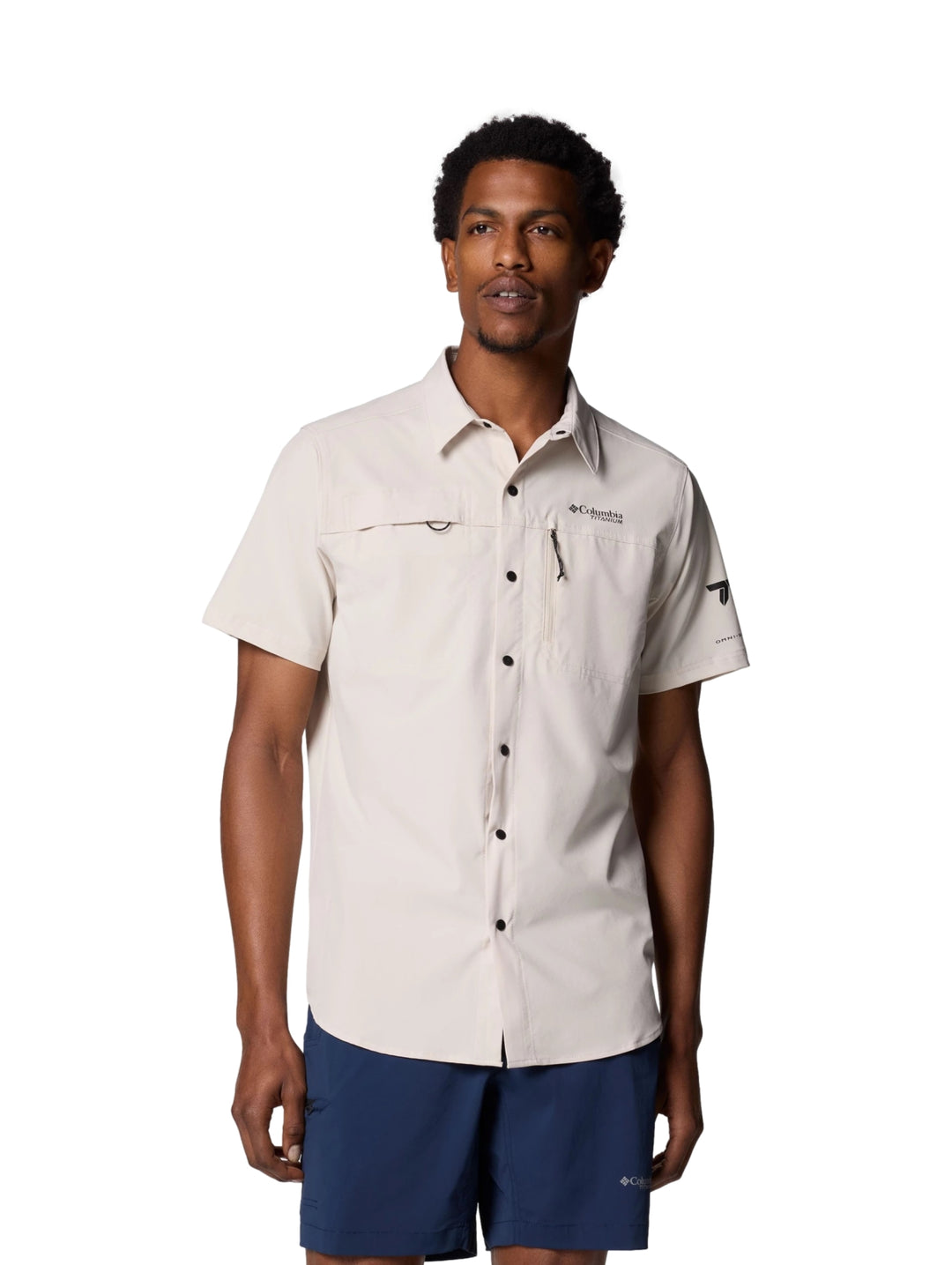 Hombre vistiendo camisa Columbia Summit Valley de manga corta en color Dark Stone con bolsillos frontales.