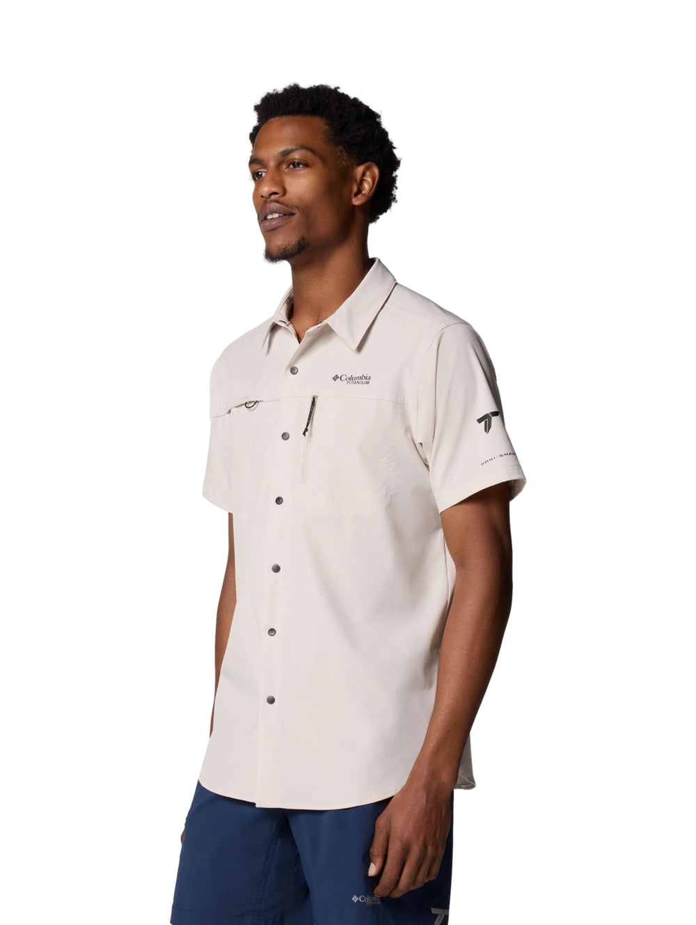 Hombre vistiendo camisa Columbia Summit Valley de manga corta en color Dark Stone con bolsillos frontales.