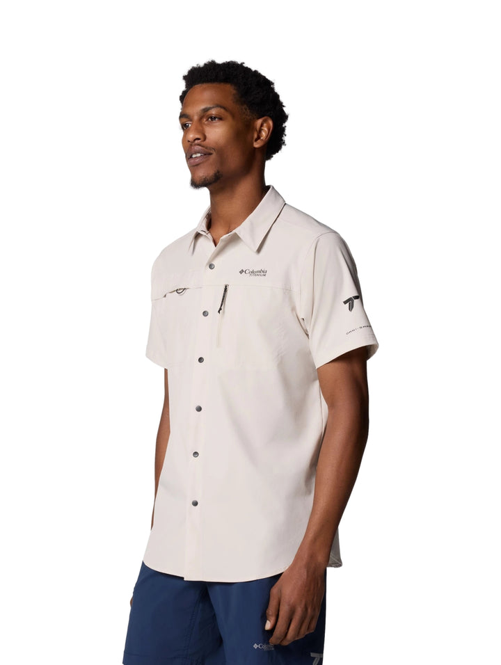 Hombre vistiendo camisa Columbia Summit Valley de manga corta en color Dark Stone con bolsillos frontales.